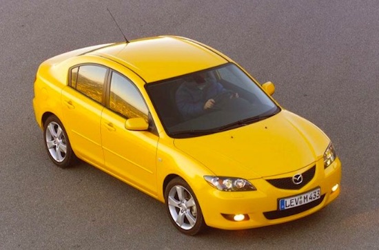 желтая Mazda 3