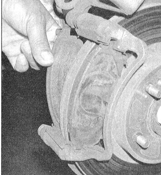  Замена тормозных колодок дисковых тормозных механизмов Nissan Maxima QX