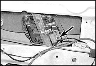  Стекло двери Mazda 626