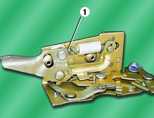 Снятие замка передней двери ГАЗ 3110 (Волга) - шаг 6