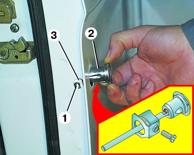 Снятие замка передней двери ГАЗ 3110 (Волга) - шаг 3