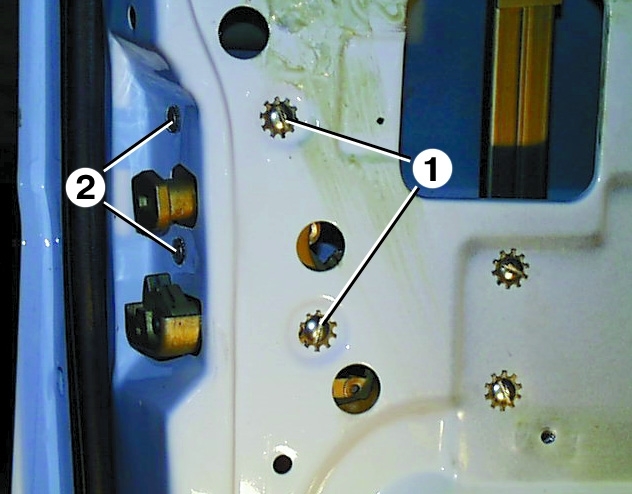 Снятие замка передней двери ГАЗ 3110 (Волга) - шаг 4